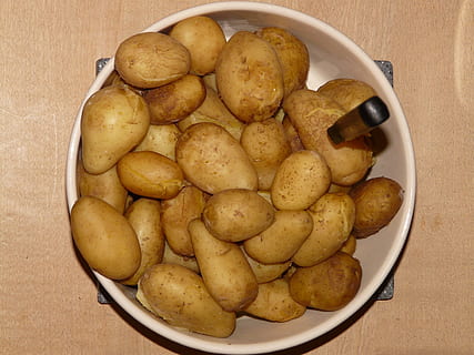 poteter, kokt, kokk, shell, mat, spise, varmt, tallerken, potet, mat og Drikke, friskhet, rett over, forberedt potet, stor gruppe gjenstander, høy vinkel visning, innendørs, bord, bolle, stilleben, ingen folk, klar til å spise, velvære, nærbilde, matbit, spise sunt, brun, rå potet, fristelse, 2K, CC0, offentlig domene, opphavsrett gratis