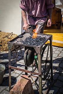grovsmed, smede, jern, ild, glød, jern, ild, håndværk, værktøj, flamme, kun en mand, kun mænd, bedrift, kun voksne, en person, voksen, rigtige mennesker, beskæftigelse, midsection, herrer, træ - materiale, brænding, stående, varme - temperatur, dag, arbejder, lavt afsnit, natur, brand - naturligt fænomen, sollys, afslappet tøj, dygtighed, udendørs, 4K, CC0, offentligt domæne, royaltyfrie