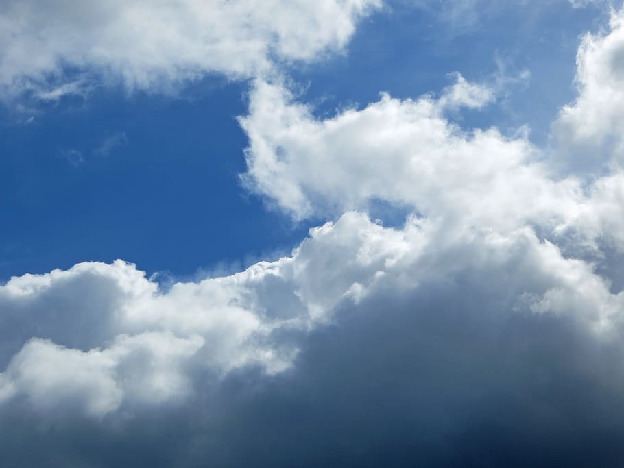 Himmel, Wolken, Natur, Dunkelblau, dunkel, Blau, Wetterstimmung, Himmelsstimmung, Wolkenformationen, Wetter, wolke - himmel, Wolkengebilde, Tag, draußen, Hintergründe, Luft, Klima, Meteorologie, bedeckt, Sommer-, Kumuluswolke, szenen, Platz, Stratosphäre, Weiß, flauschige, Schönheit in der Natur, keine Leute, weiße Farbe, Atmosphäre, Szenen - Natur, Wind, Umgebung, Dramatischer Himmel, Sonnenlicht, launischer Himmel, sauber, hell, Weichheit, 4K