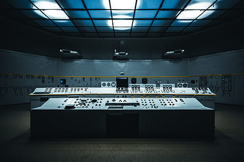 blanc, panell de control, habitació, edifici, controls, a l'interior, il·luminat, equips d’il·luminació, cap gent, sostre, absència, arquitectura, esport, en fila, buit, habitació domèstica, llum, llum elèctrica, sòls, taula, seient, tecnologia, control, negocis, 5K, CC0, domini públic, lliure de regalies
