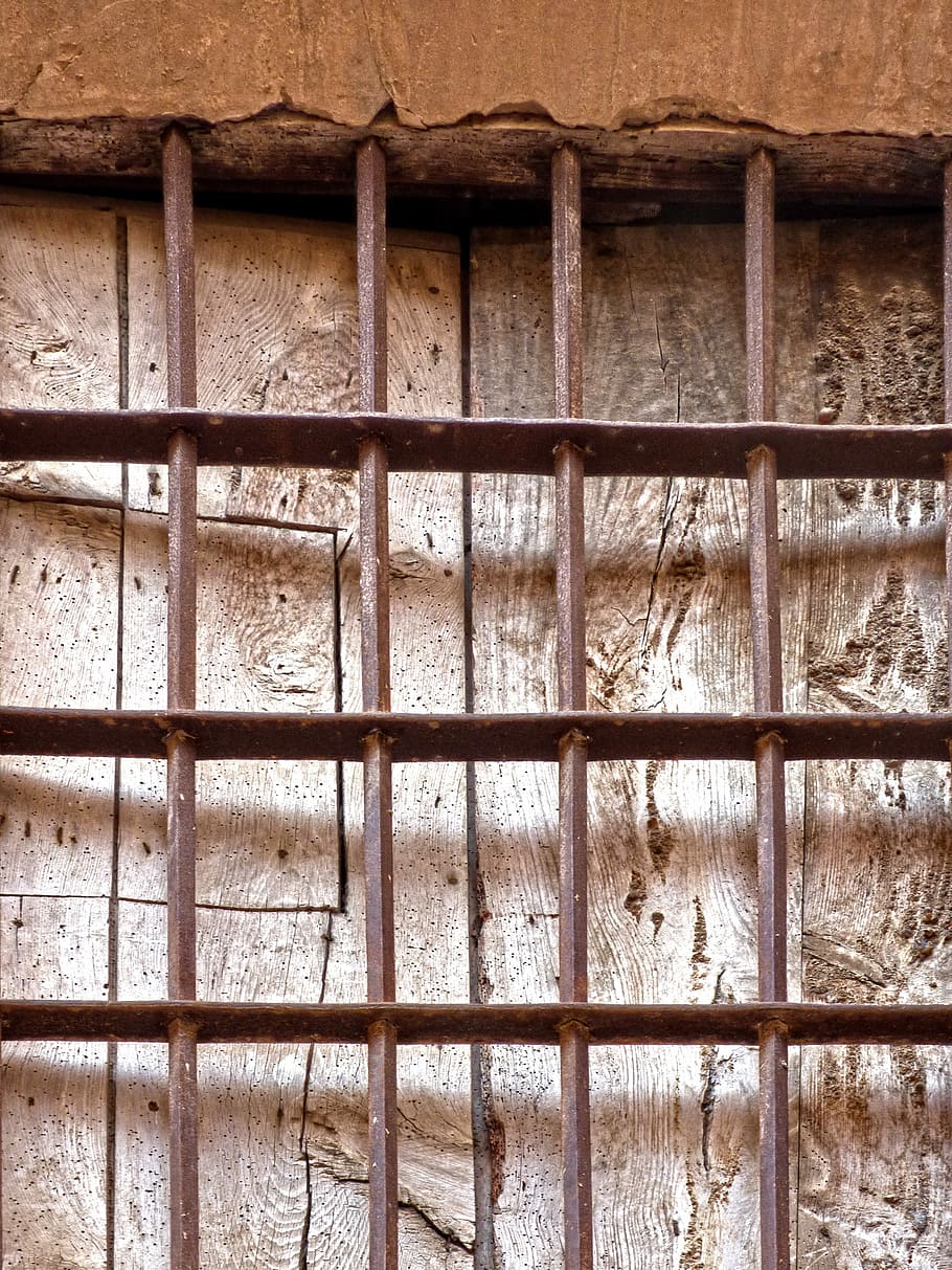 reixeta, finestra, vell, fusta, vell, fusta, finestra petita, ferro forjat, material de fusta, fons, rovellat, textura, cap gent, marc complet, estructura construïda, arquitectura, dia, metall, patró, funció de construcció de parets, a l'interior, resistent, edifici, seguretat, primer pla, 4K