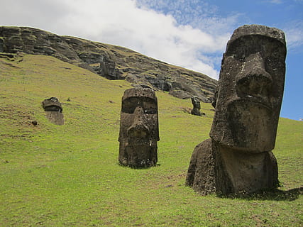 moai velikonoční ostrov, rapa nui, civilizace, obraz, Velikonoční ostrov, tvář, moai, sochařství, socha, starý, Pacifik, cevelizace, tráva, nebe, Dějiny, starověké, minulost, Příroda, mrak - nebe, stará zřícenina, architektura, rostlina, pevný, den, klidné scény, nikdo, kamenný materiál, klid, přistát, scenics - příroda, starověké civilizace, archeologie, venku, zničil, dávná historie, 4K, CC0, veřejná doména, bez autorských práv