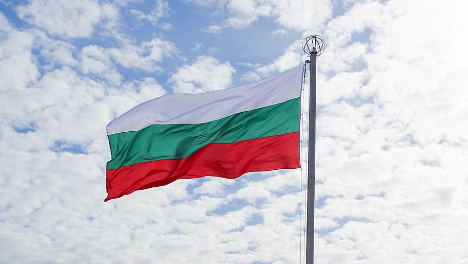 wit, groen, rood, vlag, wolken, dag, bulgarije, hemel, patriottisme, vlaggenstok, geen mensen, buitenshuis, detailopname, natuur, wolk - lucht, milieu, lage hoekweergave, wind, pool, witte kleur, emotie, textiel, golvend, trots, nationaal icoon, 5K