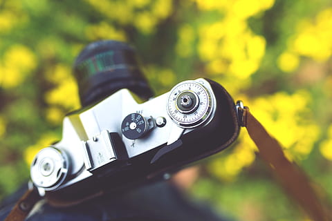 Kamera, Jahrgang, alt, Verschlusszeit, Fotografie, Fotograf, Fotoshooting, Technologie, Fokus auf den Vordergrund, Kamera - Fotoausrüstung, Fotografie-Themen, Nahansicht, Tag, Fotoausrüstung, Retro-Stil, Digitalkamera, keine Leute, draußen, Natur, selektiver Fokus, Objektiv - optisches Instrument, Ausrüstung, Antiquität, modern, Sonnenlicht, Spiegelreflexkamera, 4K, CC0, gemeinfrei, lizenzfrei