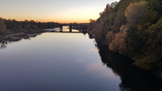 fiume, tramonto, autunno, acqua, paesaggio, all'aperto, panoramico, parco, California, stagione, cielo, albero, pianta, la tranquillità, scena tranquilla, riflessione, scenics - natura, bellezza nella natura, nessuno, natura, lungomare, lago, idilliaco, scena non urbana, architettura, 5K, CC0, dominio pubblico, privo di copyright