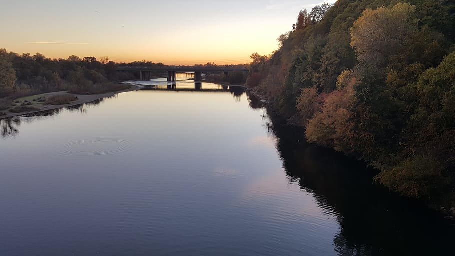 fiume, tramonto, autunno, acqua, paesaggio, all'aperto, panoramico, parco, California, stagione, cielo, albero, pianta, la tranquillità, scena tranquilla, riflessione, scenics - natura, bellezza nella natura, nessuno, natura, lungomare, lago, idilliaco, scena non urbana, architettura, 5K