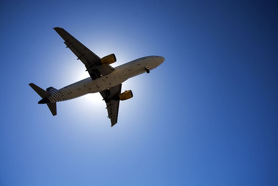 Weiß, kommerziell, Düsenflugzeug, hochfliegend, Himmel, Ebene, Hintergrundbeleuchtung, Freiheit, Blau, dom, Licht, Reise, Urlaub, fliegend, Flug, Barcelona, Flugzeug, Transport, Luftfahrzeug, Transportmittel, in der Luft, klarer Himmel, keine Leute, kopieren sie platz, Flachwinkelansicht, Bewegung, Verkehrsflugzeug, Natur, unterwegs, draußen, abheben, Luft-und Raumfahrtindustrie, Düsentriebwerk, Verlassen, direkt darunter, Verschmutzung, Privatflugzeug, über, 5K