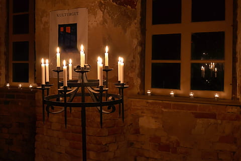 foto, Espelma de metall rodona, encès, espelmes, blanc, fusta, emmarcat, clar, finestra de vidre, fosc, habitació, rodó, metall, Canelobre, vidre, finestra, habitació fosca, candelabro, vela, flama, cremar, humor, nit, cremant, il·luminat, foc, foc - fenomen natural, equips d’il·luminació, cap gent, calor - temperatura, brillant, a l'interior, arquitectura, paret, estructura construïda, naturalesa, titular de canelobres, funció de construcció de parets, edifici, llum elèctrica, lluminositat, 4K, CC0, domini públic, lliure de regalies