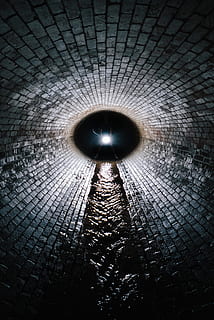 tumma, yö-, taskulamppu, tunneli, ympyrä, valaistu, geometrinen muoto, ei ihmisiä, kuvio, muoto, kuvioitu, sisällä, tiili, koko kehys, reikä, katu, tiiliseinä, lähikuva, polku, hopea värillinen, 4K, CC0, public domain, rojaltivapaa