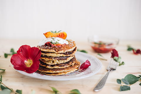 pannekoeken, bord, naast, vork, een, geweldig., deze, pannenkoek, ontbijt, stack, gestapeld, voedsel, fijnproever, versheid, toetje, geen mensen, tussendoortje, detailopname, cake, eten en drinken, plak, tafel, fruit, zoet eten, gezond eten, klaar om te eten, binnenshuis, eetgerei, keuken gebruiksvoorwerp, groente, welzijn, lepel, maaltijd, tomaat, verleiding, tafelmes, 4K, CC0, publiek domein, royaltyvrij