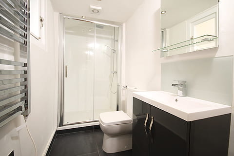 blanc, céramique, cuvette des toilettes, noir, vanité combo, douche, luxe, conception, moderne, salle de bains, maison, intérieur, pièce, une baignoire, appartement, nettoyer, évier, tuile, style, décor, lumière, Nouveau, miroir, chambre domestique, salle de bain domestique, à l'intérieur, hygiène, toilette, équipement ménager, personne, couleur blanche, richesse, architecture, robinet, intérieur de la maison, absence, sol, carrelage, 1080P