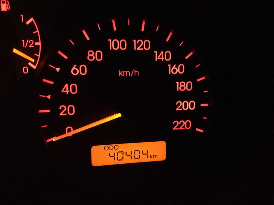 negre, panell de grup d'instruments de vehicles, mostrant, 40404 km, odòmetre, cotxe, panell, km h, zero, números, velocímetre, interior del vehicle, interior del cotxe, transport, panell de control, automòbil, nombre, vehicle terrestre, primer pla, manera de transport, tecnologia, il·luminat, cap gent, instrument de mesura, a l'interior, comunicació, calibre, vermell, metre: instrument de mesura, fons negre, 2K