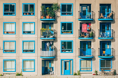 marrón, azul, patios, edificio, ventana, arquitectura, exterior del edificio, casa, fachada, estructura construida, apartamento, escena urbana, balcón, edificio residencial, arquitectura y edificios, al aire libre, nadie, Distrito residencial, fotograma completo, día, lado a lado, material de vidrio, ciudad, en una fila, planta en maceta, naturaleza, reflexión, planta, jardinera, 2K, CC0, dominio público, libre de derechos