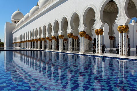 mennesker, gå, inde, hvid, tempel, dagtimerne, moske, reflekterende pool, afspejling, pool, palads, stormoske, muslim, islam, tro, tilbede, milepæl, Abu Dhabi, mellem Østen, uae, religion, bue, vand, arkitektur, sted for tilbedelse, bygget struktur, bygning udvendig, arkitektoniske kolonne, rejsemål, turisme, natur, ingen mennesker, svømmepøl, dag, rejse, udendørs, gulve, søjlegang, udsmykkede, flisebelagt gulv, 2K, CC0, offentligt domæne, royaltyfrie