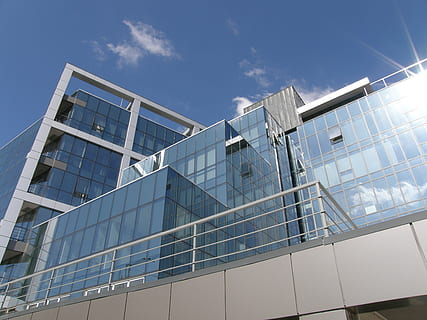 chiaro, bicchiere, grigio, calcestruzzo, costruzione, Basso, fotografia ad angolo, finestra, riflessione, architettura, costruzione moderna, finestre, ufficio, urbano, attività commerciale, blu, facciata, tenuta, aziendale, moderno, edificio per uffici, struttura costruita, vetro - materiale, esterno dell'edificio, scena urbana, industria di costruzioni, grattacielo, cielo, edificio per uffici esterno, città, natura, giorno, Inquadratura dal basso, nessuno, luce del sole, nuvola - cielo, all'aperto, 2K, CC0, dominio pubblico, privo di copyright