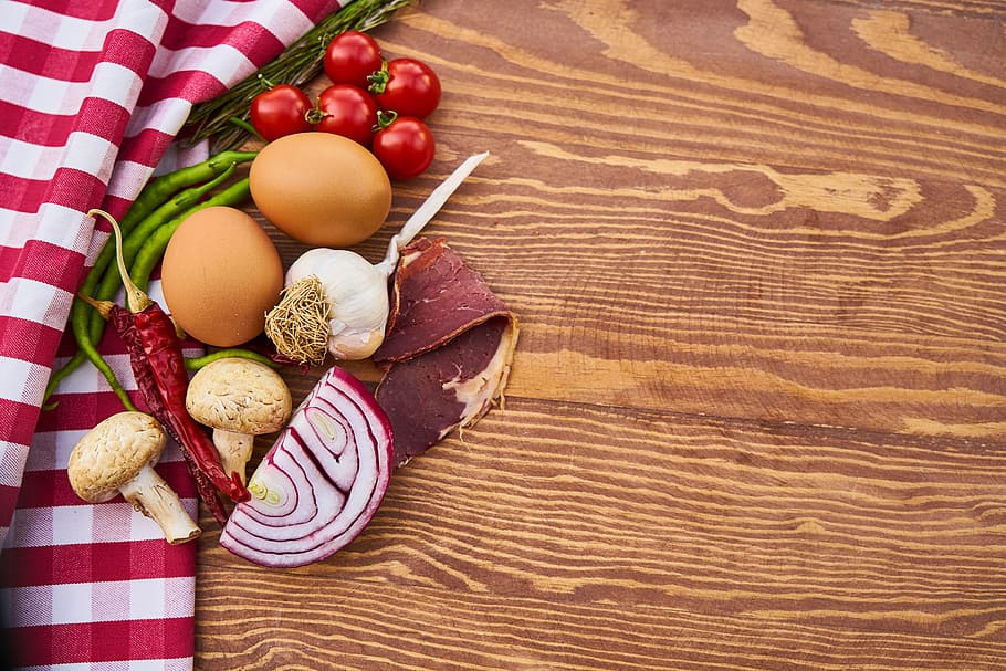 rodanxes, verdures, carn, espècies, ous de pollastre, ceba, bacó, ou, tomàquet, pebre, vermell, All, fusta, cuina, menjar, fons, esmorzar, vegetals, fruita, vegetarià, amanida, foto de menjar, foto, macro, nutrició, fotografia, verd, desintoxicació, alimentació saludable, salut, menjar saludable, producte, pícnic, fer un pícnic, foto del producte, estil de vida saludable, bonic, fresc, dieta, saludable, al matí, vitamina, detall, deliciós, natural, ningú, patró, textura, còpia espai, imatge en color, taula, perspectiva, cap gent, detalls de tirs, groc, marró, enfocament selectiu, horitzontal, proteïna, bolets, estudi, disseny, primer pla, color, colors vius, dolor, coberta, plaid, menjar i beguda, frescor, material de fusta, natura morta, a l'interior, directament a sobre, benestar, ingredient, vista d’angle alt, elecció, variació, berenar, gra de fusta, 8K