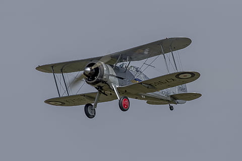 aviacijos srityje, gloster, dvipusis, oro transporto priemonė, lėktuvas, skraidantis, transporto būdas, transportavimas, karinis, kosmoso pramonė, vidurio oro, armija, sraigtas, karinis lėktuvas, ginkluotosios pajėgos, pilotas, judėjimas, vienas objektas, oro šou, plokštuma, kelyje, pilotavimas, kovotojo lėktuvas, vyriausybė, privatus lėktuvas, 2K, CC0, Viešasis domenas, nemokamai