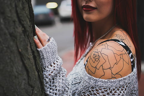Frau, grau, schulter pullover, Schultertattoo, Schulter, Sweatshirt, tätowieren, draußen, Menschen, junger Erwachsener, Frauen, Erwachsene, Lebensstile, lächelnd, Natur, kaukasischer Abstammung, eine Person, Schönheit, junge Frau, wunderschönen, Nur eine junge Frau, nur eine frau, echte Menschen, Fokus auf den Vordergrund, Freizeitbeschäftigung, Mittelteil, schöne Frau, Baumstamm, Nahansicht, Kofferraum, Vorderansicht, Porträt, Tag, Frisur, Nagel, 1080P, CC0, gemeinfrei, lizenzfrei