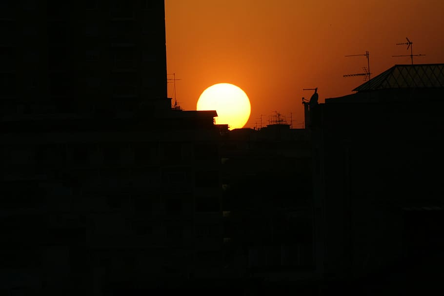 zon, zonsondergang, zonsondergang in de zon, zonsondergangzon, zonsondergangen, paleizen, architectuur, ingebouwde structuur, buitenkant van het gebouw, hemel, silhouet, gebouw, geen mensen, natuur, kopie ruimte, Oranje kleur, lage hoekweergave, buitenshuis, stad, technologie, communicatie, woonwijk, industrie, bouwindustrie, 2K
