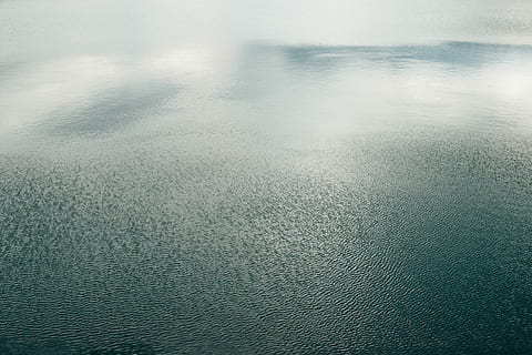cuerpo, agua, gotas de lluvia, cuerpo de agua, nubes, cian, gris, lluvia, naturaleza, mar, antecedentes, nadie, azul, superficie del agua, reflexión, clima, al aire libre, día, texturizado, tranquilidad, belleza en la naturaleza, fotograma completo, resumen, paisajes - naturaleza, escena tranquila, fondos abstractos, ondulado, modelo, idílico, efecto texturizado, 4K, CC0, dominio público, libre de derechos