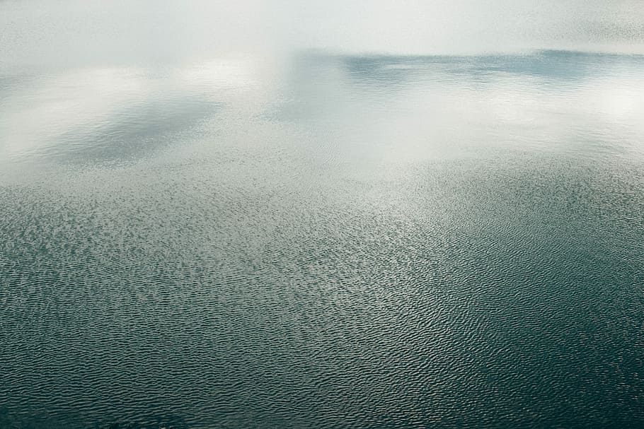 cos, aigua, gotes de pluja, cos d'aigua, núvols, cian, gris, pluja, naturalesa, mar, fons, cap gent, blau, superfície de l'aigua, reflexió, temps, a l'aire lliure, dia, textura, tranquil·litat, bellesa a la natura, marc complet, resum, escenics - natura, escena tranquil·la, fons abstractes, ondulat, patró, idíl·lic, efecte texturat, 4K