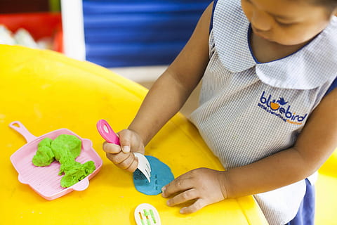 niños, jugar, aprender, niño, infancia, gente, una persona, sección en medio, amarillo, mujer, ropa casual, participación, cintura para arriba, mano, estilos de vida, adulto, mesa, descendencia, mano humana, de cerca, centrarse en primer plano, parte del cuerpo humano, día, inocencia, 5K, CC0, dominio público, libre de derechos