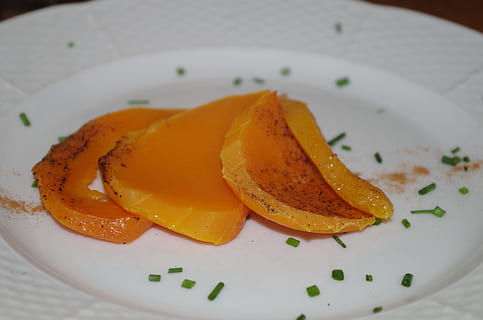 carbassa, taronja, aperitiu, verdures, servir, menjar, placa, gourmet, fruita, postres, tall, primer pla, frescor, menjar i beguda, llest per menjar, a l'interior, mida de la porció, alimentació saludable, benestar, natura morta, taula, indulgència, cap gent, vista d’angle alt, temptació, enfocament selectiu, salmó - marisc, groc, decorar, esmorzar, berenar, 4K, CC0, domini públic, lliure de regalies