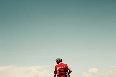 uomo, indossare, rosso, camicia, verde, cieli, persone, tipo, solo, blu, cielo, nube, all'aperto, sport, uomini, copia spazio, una persona, adulto, retrovisore, stili di vita, persone reali, attività di svago, natura, giorno, Inquadratura dal basso, dalla vita in su, in piedi, capi di abbigliamento, bellezza nella natura, nuvola - cielo, infanzia, 5K, CC0, dominio pubblico, privo di copyright