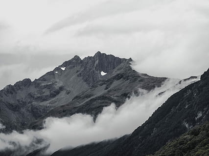 picchi ondeggianti, grigio, nero, foto di montagna, montagna, la neve, nube, nebbia, roccia, scogliera, cielo, foresta, albero, vertice, picco, elevazione, rigido, nuvoloso, bellezza nella natura, scena tranquilla, scenics - natura, catena montuosa, scena non urbana, nuvola - cielo, la tranquillità, nessuno, ambiente, giorno, temperatura fredda, natura, geografia fisica, geologia, idilliaco, a distanza, paesaggio, all'aperto, picco di montagna, formazione, montagna innevata, cratere vulcanico, 4K, CC0, dominio pubblico, privo di copyright