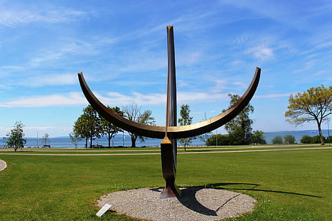 tempo, orologio, meridiana, in piedi, lago, banca, umore, lago di Costanza, rorschach, Svizzera, albero, cielo, erba, pianta, nuvola - cielo, natura, giorno, parco, parco - spazio creato dall'uomo, campo, paesaggio, sport, luce del sole, la tranquillità, all'aperto, scena tranquilla, nessuno, bellezza nella natura, scultura, scenics - natura, 5K, CC0, dominio pubblico, privo di copyright