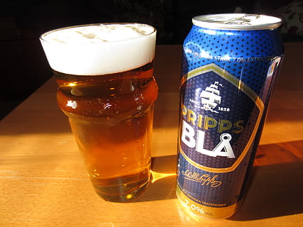 cervesa, suec, pripps, taula, vidre, taula, vidre, llauna, escuma, retrat, macro, primer pla, alcohol, cervesa - alcohol, beure, lager, pub, menjar i beguda, cap gent, got de pinta, begudes, copa, beguda espumosa, cervesa pilsner, got de cervesa, refresc, natura morta, a l'interior, equipament per a la llar, ampolla, frescor, contenidor, dos objectes, 4K, CC0, domini públic, lliure de regalies