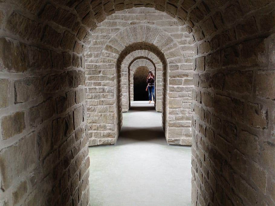 oblouky, architektura, cihly, budova, osoba, starý, oblouk, stavba, Dějiny, minulost, uvnitř, den, jedna osoba, nástěnný prvek, hrad, zeď, pasáž, cesta vpřed, směr, plná délka, cestovat, koridor, kamenná zeď, 2K