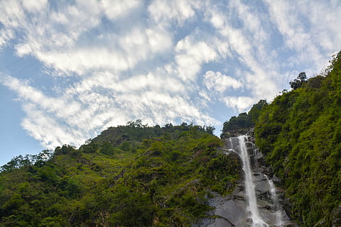 nubes, luz, caídas, bosque, hierba, paisaje, ligero, montaña, al aire libre, rock, rocas, escénico, cielo, viaje, arboles, agua, cascadas, imágenes de dominio público, planta, paisajes - naturaleza, árbol, belleza en la naturaleza, naturaleza, nube - cielo, tierra, ambiente, mar, cascada, turismo, destinos de viaje, nadie, color verde, agua que fluye, fluido, 5K, CC0, dominio público, libre de derechos