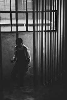 foto in scala di grigi, uomo, in piedi, calcestruzzo, parete, indossare, complessivamente, maglia a maniche lunghe, a piedi, scala, in scala di grigi, foto, lungo, manica, camicia, camminando, persone, uomini, bianco e nero, una persona, ombra, solitudine, in casa, buio, lunghezza intera, persone reali, solo un uomo, stili di vita, abbigliamento casual, attività di svago, architettura, bambino, infanzia, costruzione, vista frontale, struttura costruita, giorno, ragazzi, maschi, giovane adulto, contemplazione, 4K, CC0, dominio pubblico, privo di copyright