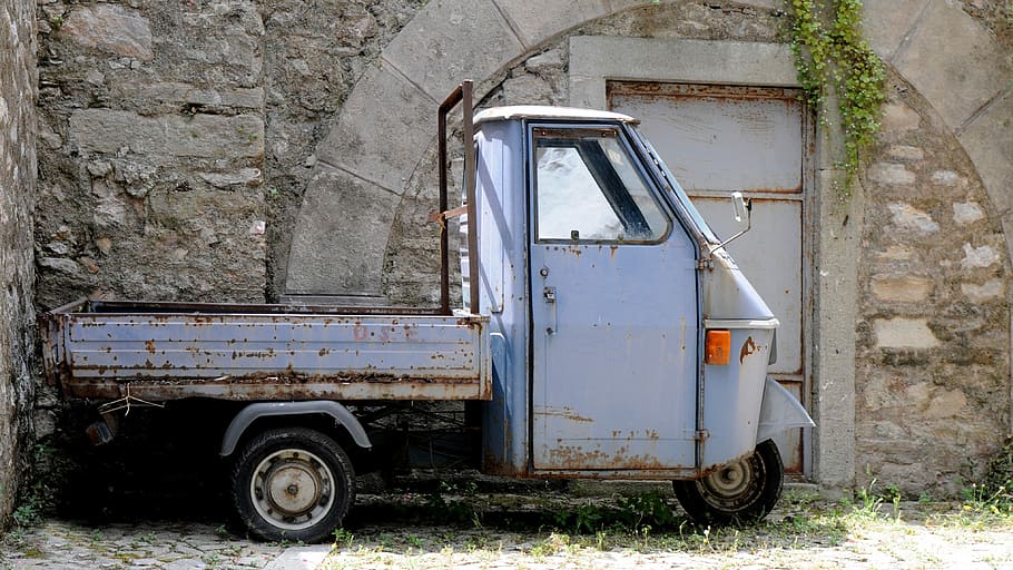 Italia, auto, vecchi tempi, mezzi di trasporto, nessuno, stazionario, all'aperto, giorno, esterno dell'edificio, modo di trasporto, veicolo terrestre, abbandonato, vecchio, architettura, struttura costruita, obsoleto, danneggiato, caratteristica della parete, veicolo a motore, corri giù, intemperie, vista laterale, cattiva condizione, deterioramento, ruota, 4K