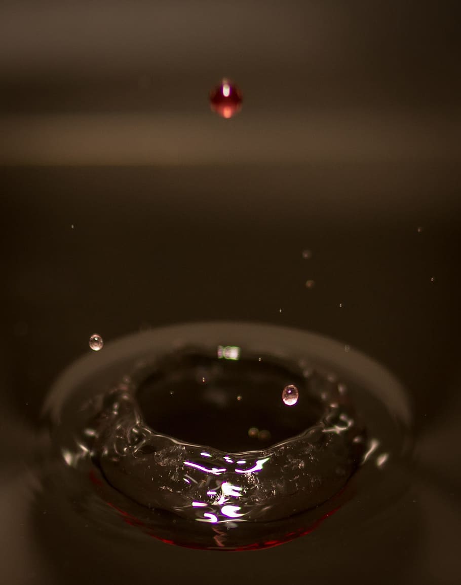 gota d'aigua, splash, caient, esquitxades, humit, pluja, tirar, líquid, aigua, onada, ondulació, superfície, fresc, puresa, frescor, beure, cap gent, menjar i beguda, alcohol, a l'interior, primer pla, centrar-se en primer pla, moviment, naturalesa, vista d’angle alt, refresc, enfocament selectiu, vermell, natura morta, cercle, reflexió, forma geomètrica, llum del te, begudes sense alcohol, 1080P