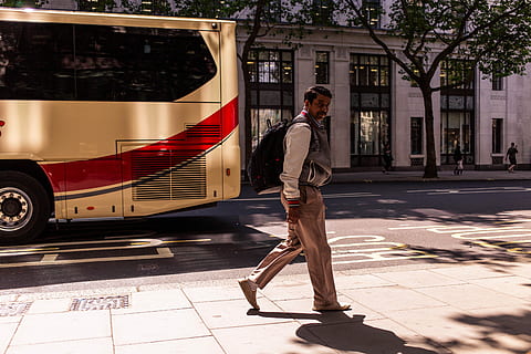 man, wandelen, trottoir, staand, bus, straat, trainer, bestrating, straat fotografie, man loopt, stedelijk, boom, schaduw, backpacker, rugzak, gebouw, weg, stad, latino, volledige lengte, een persoon, vervoer, wijze van transport, architectuur, casual kleding, jonge volwassene, dag, volwassen, levensstijlen, zonlicht, auto, motorvoertuig, jonge mannen, buitenkant van het gebouw, buitenshuis, 5K, CC0, publiek domein, royaltyvrij