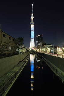 blu, bianca, illuminato, Torre, notte, grigio, cielo, ore notturne, riflessione, architettura, posto famoso, scena urbana, paesaggio urbano, crepuscolo, struttura costruita, città, fiume, esterno dell'edificio, destinazioni di viaggio, viaggio, turismo, mezzi di trasporto, acqua, alto - alto, nessuno, natura, ponte, connessione, ponte - struttura fatta dall'uomo, all'aperto, guglia, grattacielo, 5K, CC0, dominio pubblico, privo di copyright