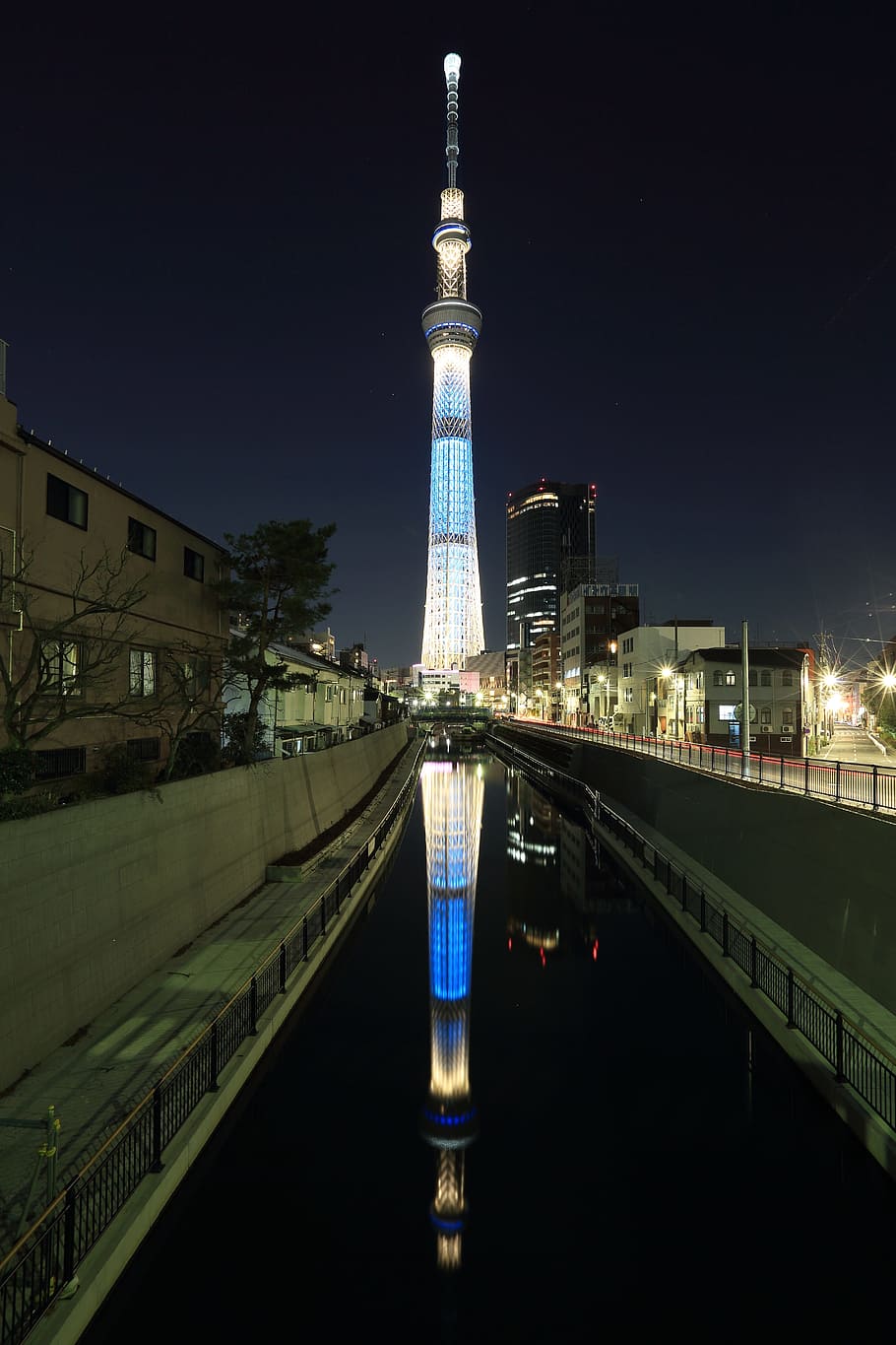 blu, bianca, illuminato, Torre, notte, grigio, cielo, ore notturne, riflessione, architettura, posto famoso, scena urbana, paesaggio urbano, crepuscolo, struttura costruita, città, fiume, esterno dell'edificio, destinazioni di viaggio, viaggio, turismo, mezzi di trasporto, acqua, alto - alto, nessuno, natura, ponte, connessione, ponte - struttura fatta dall'uomo, all'aperto, guglia, grattacielo, 5K