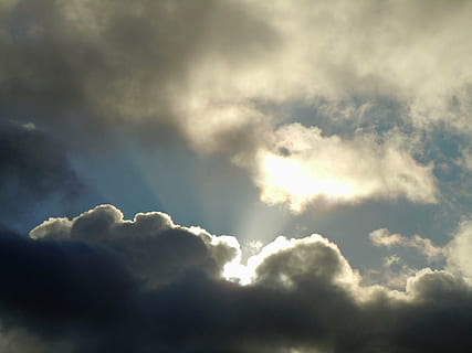 moln, solstråle, regnmoln, moln - himmel, himmel, skönhet i naturen, storm, clouds, bakgrunder, natur, inget folk, scenics - natur, storm moln, lågvinkelvy, mulen, dramatisk himmel, utomhus, fluffig, humörlig himmel, dag, solljus, atmosfär, mörk, vind, regn, meteorologi, mjukhet, olycksbådande, ljus, klimat, 4K, CC0, offentligt domän, royaltyfria