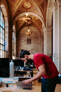 poc profund, focalitzar la fotografia, home, mirant, llibre, desaprofitar hq, col·lectiu, I, hq, tripulació, cafeteria, montreal, bruno, lectura, llegir, el llibre sense esclatar, homes, a l'interior, ordinador, tecnologia, gent, una persona, ètnia caucàsica, monitor d’ordinador, treball, mascles, adult, escriptori, negocis, només adults, vista lateral, només homes, adult jove, persones reals, roba casual, arquitectura, taula, portàtil, tecnologia sense fils, comunicació, dones joves, connexió, centrar-se en primer pla, ocupació, home jove, usant portàtil, 4K, CC0, domini públic, lliure de regalies