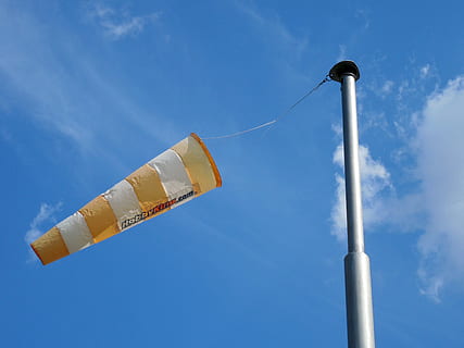 șosete de vânt, vânt, Directia vantului, anemometru, Putere eoliana, cer, aerisit, nori, aer, umflat, albastru, vedere unghiulară joasă, natură, zi, pol, nor - cer, nici o persoana, în aer liber, lumina soarelui, metal, lumina stradală, stradă, transport, mediu inconjurator, stack de fum, însorit, industrie, agăţat, poluare, 2K, CC0, domeniu public, fără drepturi de autor