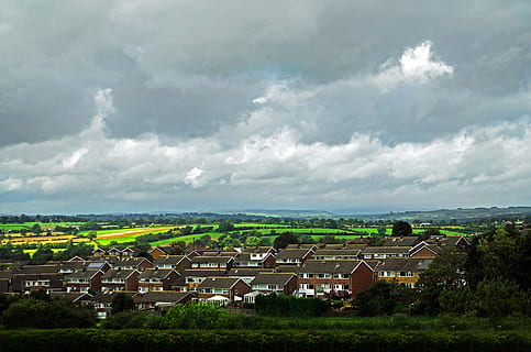 Wolken, Wolke, Himmel, Vor, Regen, wolkig, braun, Landschaft, Hintergrund, die Architektur, Häuser, Haus, Zuhause, England, Norden, Yorkshire, Harrogate, Eigentum, Land, Hügel, Weiden, Jahreszeiten, Sommer-, Frühling, ländliche Szene, Bauernhof, Feld, szenen, keine Leute, Tag, Gebäudehülle, wolke - himmel, gebaute Struktur, Gebäude, Umgebung, Wohngegend, Natur, Stadt, Baum, Pflanze, Szenen - Natur, High Angle View, Dach, draußen, Stadtbild, 1080P, CC0, gemeinfrei, lizenzfrei