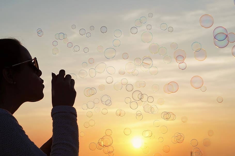 natura, tramonto, estate, cielo, sole, romantico, Bolle di sapone, sole al tramonto, cielo serale, crepuscolo, atmosferico, bellissimo, mare, lago, bolla, persone, adulto, bacchetta, donne, vista laterale, giovane adulto, attività di svago, sapone sud, analizzare, cercare, guardare, fragilità, luce del sole, colpo alla testa, vulnerabilità, in piedi, mezz'aria, detenzione, contemplazione, 5K
