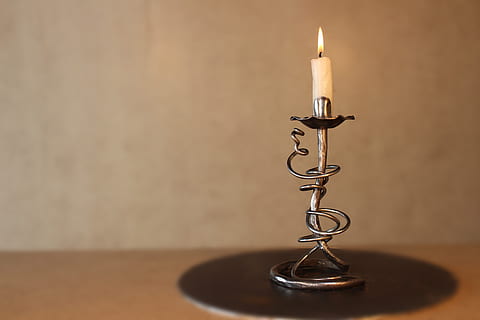 Kerze, rostfrei, stehlen, Stand, Leuchter, schmieden, Metall, Schmiede, Verbrennung, drinnen, Feuer, Flamme, Tabelle, Feuer - natürliches Phänomen, keine Leute, beleuchtet, Kerzenhalter, Nahansicht, Stillleben, kopieren sie platz, Wandbau - Funktion, Holz - Material, Fokus auf den Vordergrund, Hitze - Temperatur, braun, Studioaufnahme, elektrische Lampe, 5K, CC0, gemeinfrei, lizenzfrei