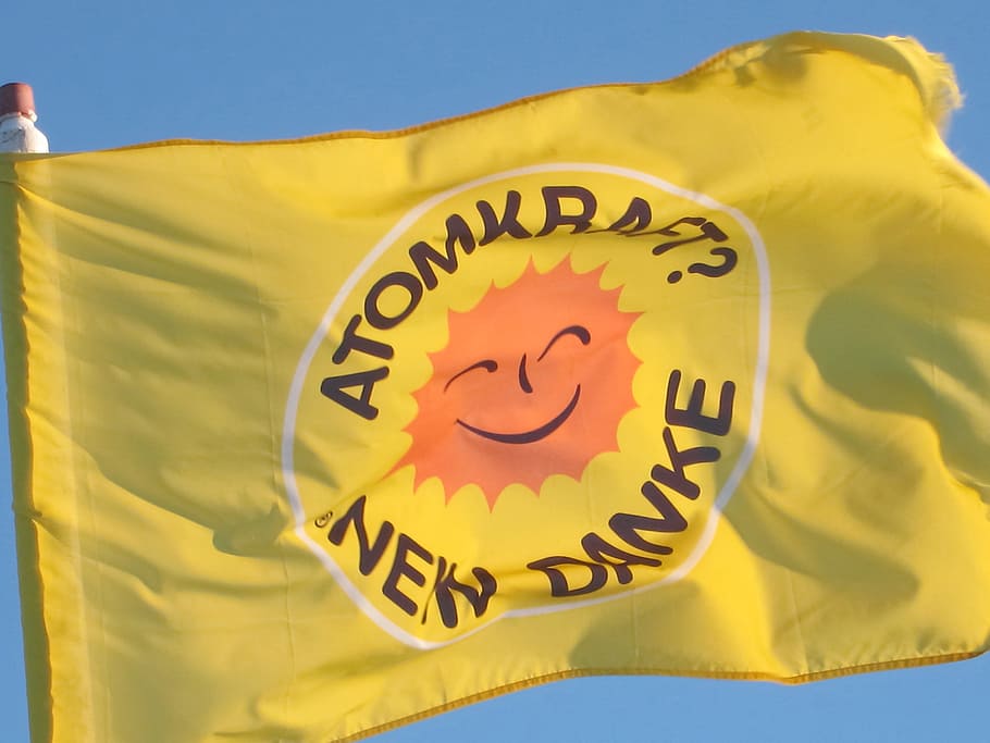 flag, blæse, vind, flagren, energi, atomenergi, energiforsyning, atomkraft, energi revolution, økologisk elektricitet, byskilte, køletårn, kraftværk, Atom kraftværk, radioaktiv, nuklear, nuklear fission, gul, tæt på, tekst, tekstil, meddelelse, vestlige script, dag, ingen mennesker, repræsentation, natur, udendørs, emotion, lykke, smilende, menneskelig repræsentation, Kunst og håndværk, kreativitet, sjovt, 2K