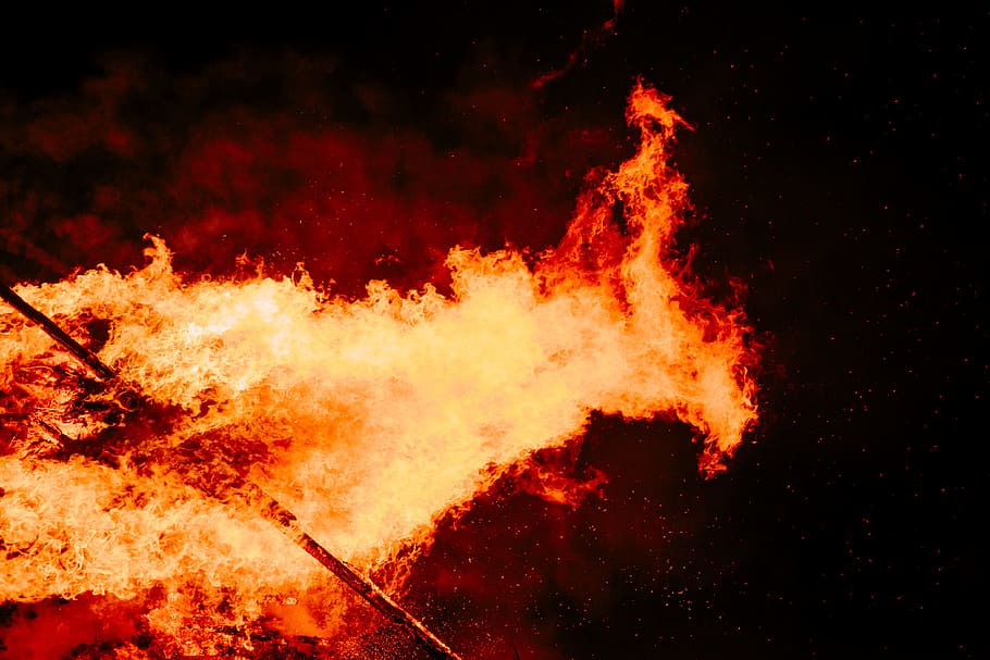 pal, exposat, foc, nit, furiosa, flames, cremant, firebird, flama, calor, foc - fenomen natural, calor - temperatura, fum - estructura física, vermell, explosió, perill, bola de foc, moviment, color taronja, cap gent, naturalesa, a l'aire lliure, senyal d'advertència, signe, comunicació, fons negre, destrucció, color vibrant, agressió, explosiu, 4K