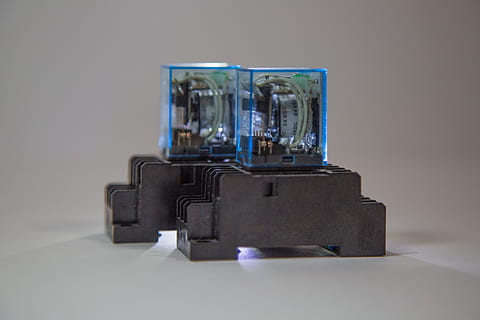 elektronisch, Relais, Technologie, Steuerung, industriell, Schutz, Stromspannung, Studioaufnahme, drinnen, grauer Hintergrund, einzelnes Objekt, grau, keine Leute, Nahansicht, farbiger Hintergrund, Fotografie-Themen, Blau, Reise, Kamera - Fotoausrüstung, Reflexion, Gepäck, Stillleben, Koffer, Kamera, transparent, 5K, CC0, gemeinfrei, lizenzfrei