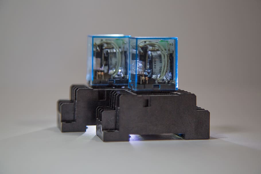 elektronický, relé, technologie, řízení, průmyslový, ochrana, Napětí, studio shot, uvnitř, šedé pozadí, jeden objekt, šedá, nikdo, detail, barevné pozadí, fotografická témata, modrý, cestovat, fotoaparát - fotografické vybavení, odraz, zavazadla, stálý život, kufr, Fotoaparát, průhledný, 5K