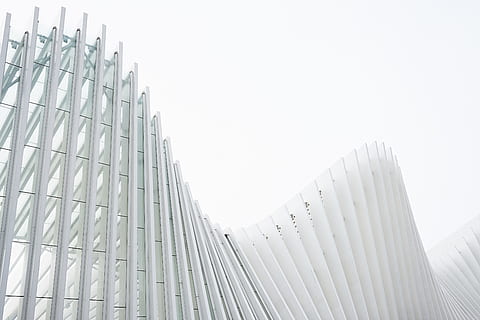 foto, bianca, dipinto, costruzione, giorno, struttura architettonica bianca, metallo bianco, recinto, architettura, minimo, modello, struttura, attività commerciale, struttura costruita, nessuno, architettura ed edifici, all'aperto, città, grattacielo, esterno dell'edificio, moderno, edificio per uffici esterno, ufficio, cielo, Inquadratura dal basso, natura, futuristico, copia spazio, Torre, astratto, acciaio, lega, color argento, 5K, CC0, dominio pubblico, privo di copyright